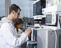 LC-MS-Analysegerät Labormitarbeiter an einem LC-MS-Analysegeräte