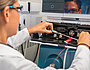 Mitarbeiterin arbeitet an analytischer Säule und Flüssigchromatographen