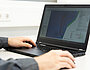 Hände arbeiten an Laptop